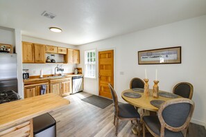 Fridge, microwave, stovetop, dishwasher - Charming Hamilton Hideaway: Half-Mi to Main St! (Hamilton)