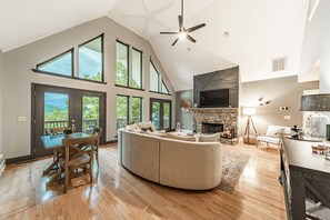 Älytelevisio, takka, kirjoja, tulostin