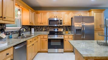 Lemari es, microwave, oven, dan kompor