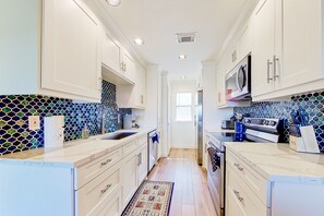 Een koelkast, een microgolfoven, een oven, een kookplaat