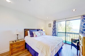 2 bedrooms, iron/ironing board, Internet, bed sheets - Lakefront dog-friendly condo with lake views, pool, BBQ area, balcony, elevators (Montgomery)