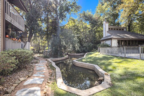 Lakefront dog-friendly condo with lake views, pool, BBQ area, balcony, elevators