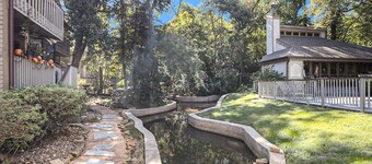 Lakefront dog-friendly condo with lake views, pool, BBQ area, balcony, elevators