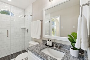 Shower, hair dryer, towels, soap - Family-Friendly 3BR Home in Celina,  Fast WiFi + Backyard + Parking (Celina)