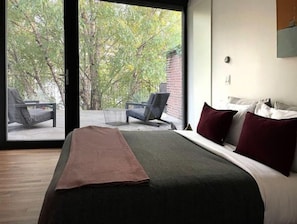 3 habitaciones, escritorio y tabla de planchar con plancha 