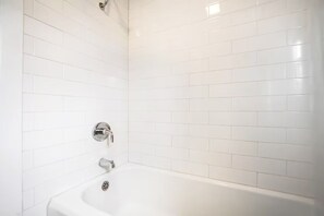 Bathroom - Walk to the waterfront The Cozy Cottage (Tacoma)