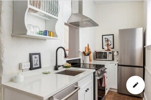 Fridge, microwave, oven, stovetop - Trinity Cottage in Manayunk, Walk to Main Street, in the heart of Manayunk (Philadelphia)