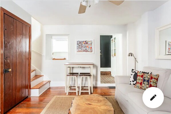 Smart TV, fireplace, books - Trinity Cottage in Manayunk, Walk to Main Street, in the heart of Manayunk (Philadelphia)