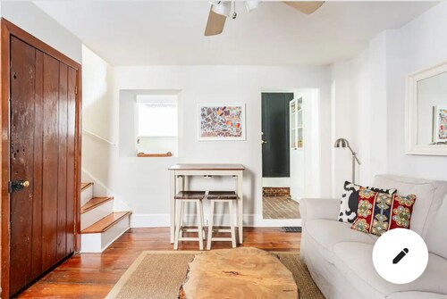 Trinity Cottage in Manayunk, Walk to Main Street, in the heart of Manayunk