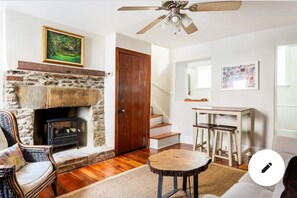 Smart TV, fireplace, books - Trinity Cottage in Manayunk, Walk to Main Street, in the heart of Manayunk (Philadelphia)