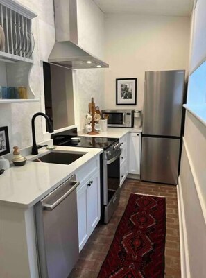 Frigorífico, microondas, horno y placa de cocina