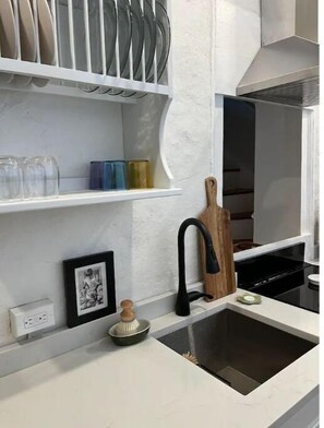 Fridge, microwave, oven, stovetop - Trinity Cottage in Manayunk, Walk to Main Street, in the heart of Manayunk (Philadelphia)