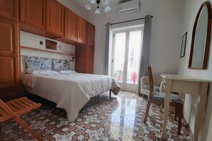 3 chambres, fer et planche Ă repasser, draps fournis