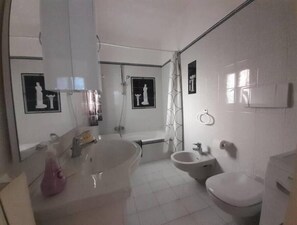 SĂšche-cheveux, serviettes fournies, savon, papier toilette