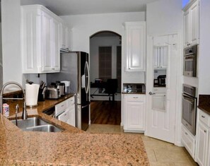 冷蔵庫、電子レンジ、オーブン、コンロ