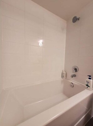 Towels, shampoo, toilet paper