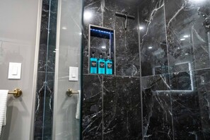 Ducha, secador de pelo, toallas y jabón