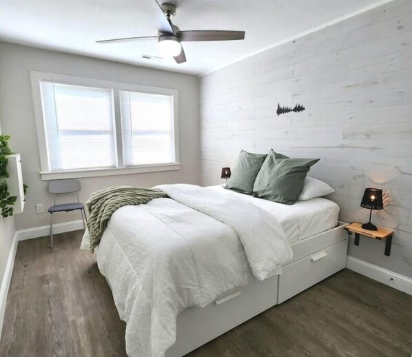 1 habitación, escritorio, tabla de planchar con plancha y cuna de viaje 