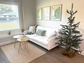 Smart TV, libros, monitor de computadora y impresora 