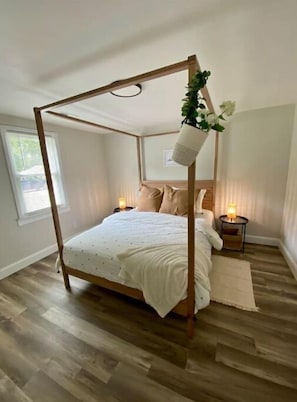 1 habitación, escritorio, tabla de planchar con plancha y cuna de viaje