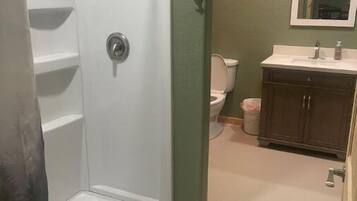 Un baño con ducha, inodoro y lavamanos.