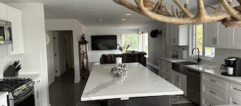 Glacier Farm House w/convenience. Pet-friendly