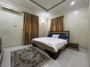 4 habitaciones, tabla de planchar con plancha, wifi y ropa de cama