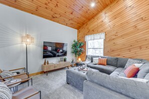 TV, books - Mtn-View Waynesville Home Near Trout Stocked Creek (Waynesville)
