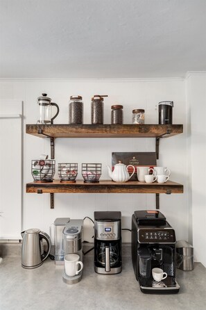 Kjøleskap, mikrobølgeovn, ovn og kokeplater