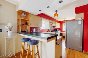 Kjøleskap, mikrobølgeovn, ovn og kokeplater