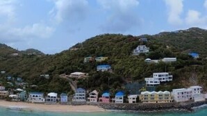 Une ville côtière avec des bâtiments construits sur une colline surplombant la mer.