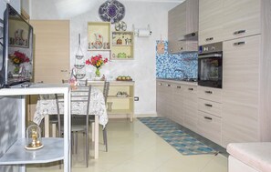 Fridge, stovetop, dishwasher, coffee/tea maker - 4 bedroom lovely apartment in Roccaspinalveti (Roccaspinalveti)