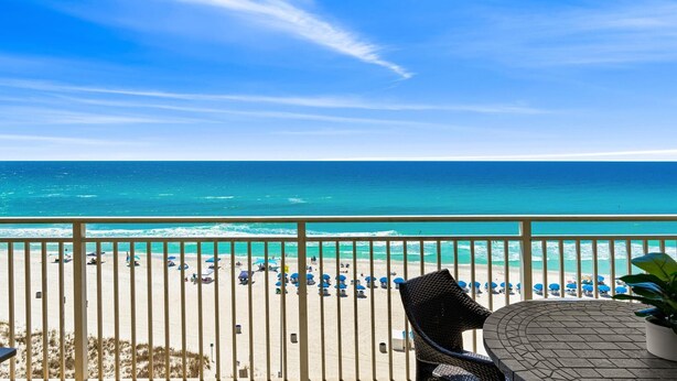 Ein Balkon mit Blick auf Strand und Meer.