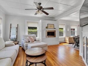 TV - Updated Antique in Historic Downtown Plymouth (Plymouth)