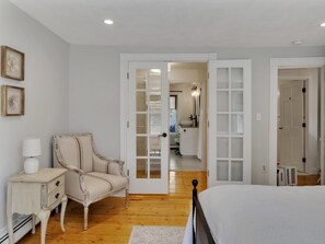 3 bedrooms, iron/ironing board, WiFi, bed sheets - Updated Antique in Historic Downtown Plymouth (Plymouth)