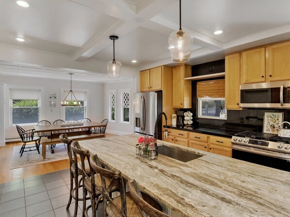 Private kitchen - Updated Antique in Historic Downtown Plymouth (Plymouth)