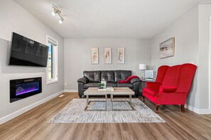 Smart-tv, eldstad och böcker