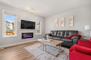 Smart TV, fireplace, books - New Edmonton House 10 mins to Airport, Super close to best places in Edmonton (Edmonton)