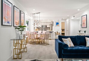 Smart TV, books - Penny Palms: 2-bed glam condo in a leafy locale (Palm Springs)
