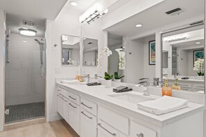 Dusche, Haartrockner, Handtücher, Seife