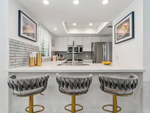 Kylskåp, mikrovågsugn, ugn och spishäll