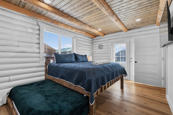 12 Schlafzimmer, Schreibtisch, Bügeleisen/Bügelbrett, Reisekinderbett