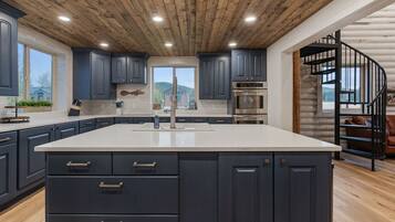 KylskÄp, mikrovÄgsugn, ugn och spishÀll