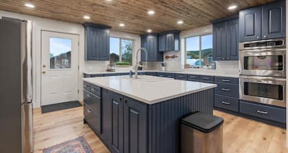 11 cabins! 12 Bedrooms! Game Room! Hot tub! Family Reunion! Business Retreat! Sleeps 50+