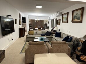 Smart-tv, eldstad, ett bordtennisbord och en stereo