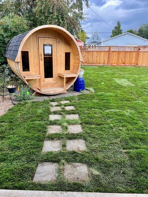 Property grounds - Private Sauna, AC & Fenced Yard for Fido (Anaconda)