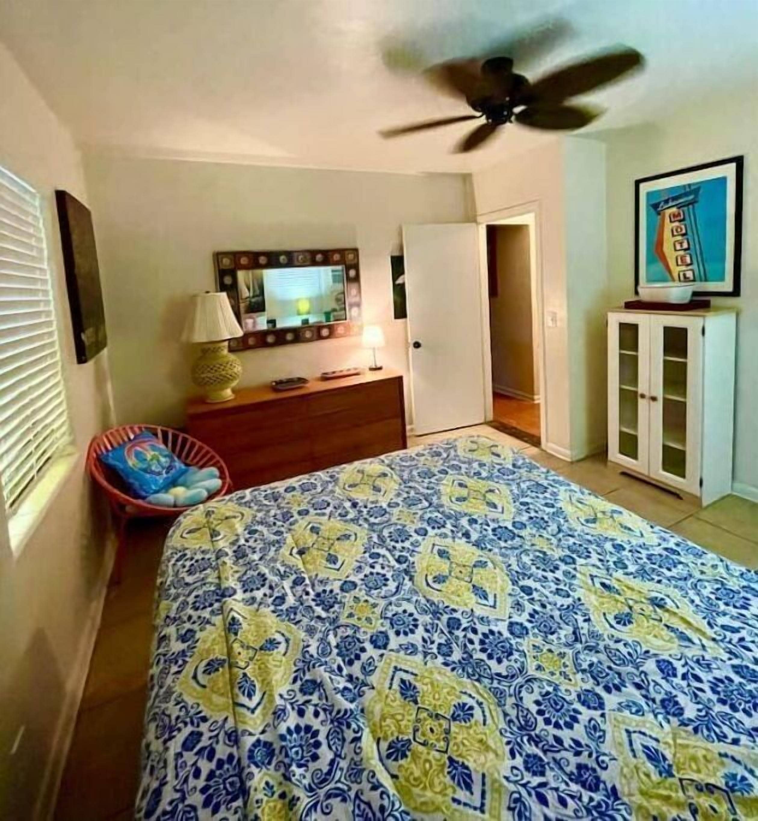 1 bedroom, desk, WiFi, bed sheets