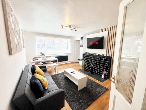 Beautiful Modern Apt (Sleeps 5)