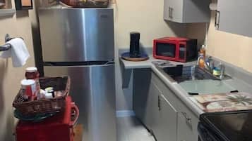 Lemari es, microwave, oven, dan kompor