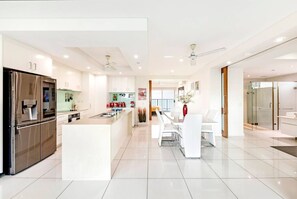 Fridge, microwave, oven, stovetop - Seaside Glory: Ocean-City View ~ Pool ~ Workspace (Darwin City)